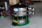 800型單層三次元振動篩，產量可達800kg/h。